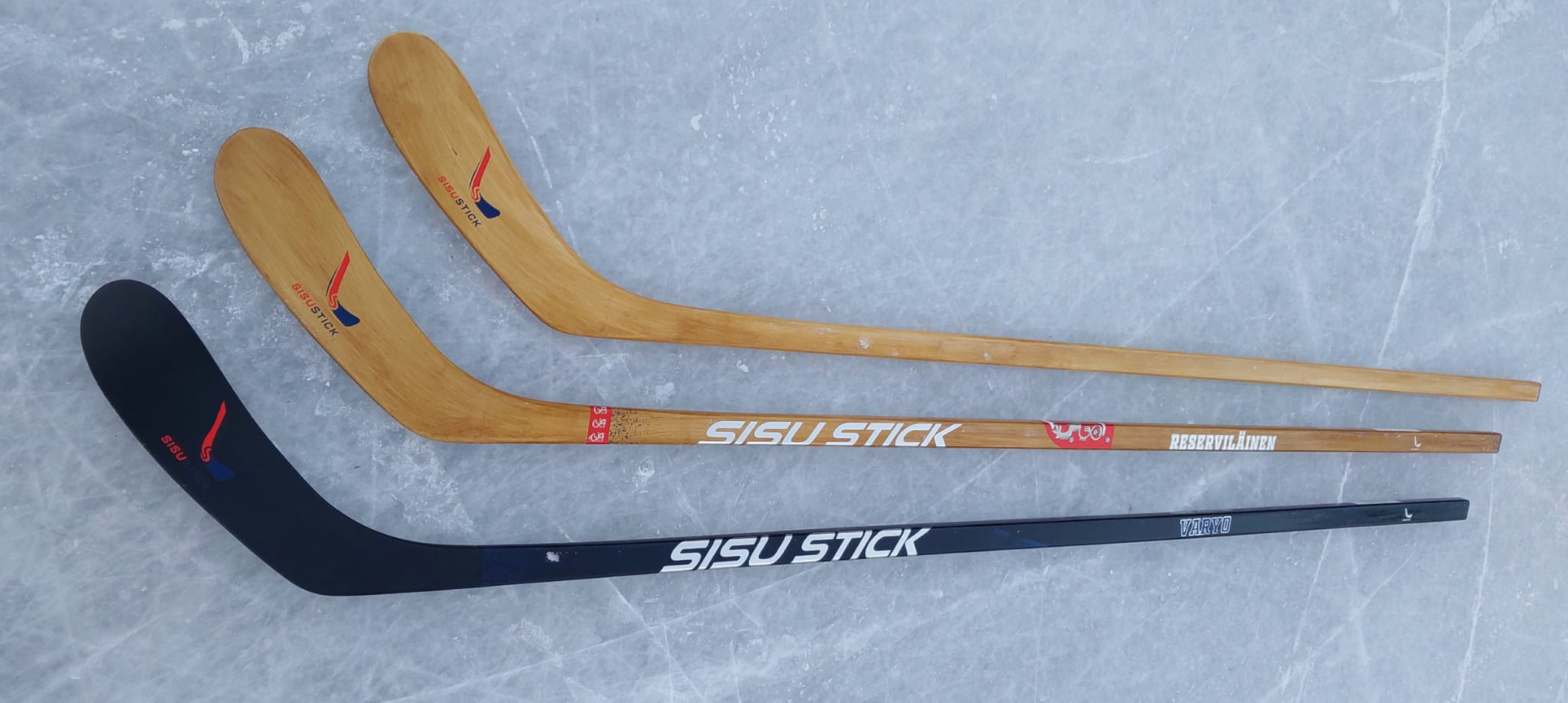 SisuStick jääkiekkomailoja rivissä